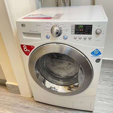 Hometel Digs Morden Comfy Home Can Sleep 11 Leicester Esterno foto