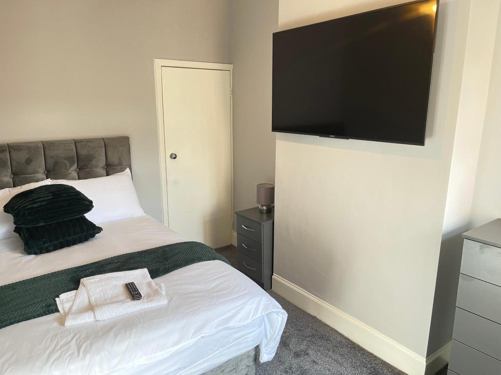 Hometel Digs Morden Comfy Home Can Sleep 11 Leicester Esterno foto