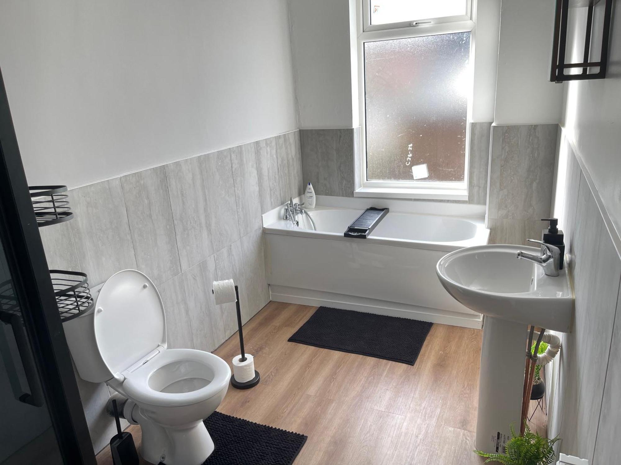 Hometel Digs Morden Comfy Home Can Sleep 11 Leicester Esterno foto