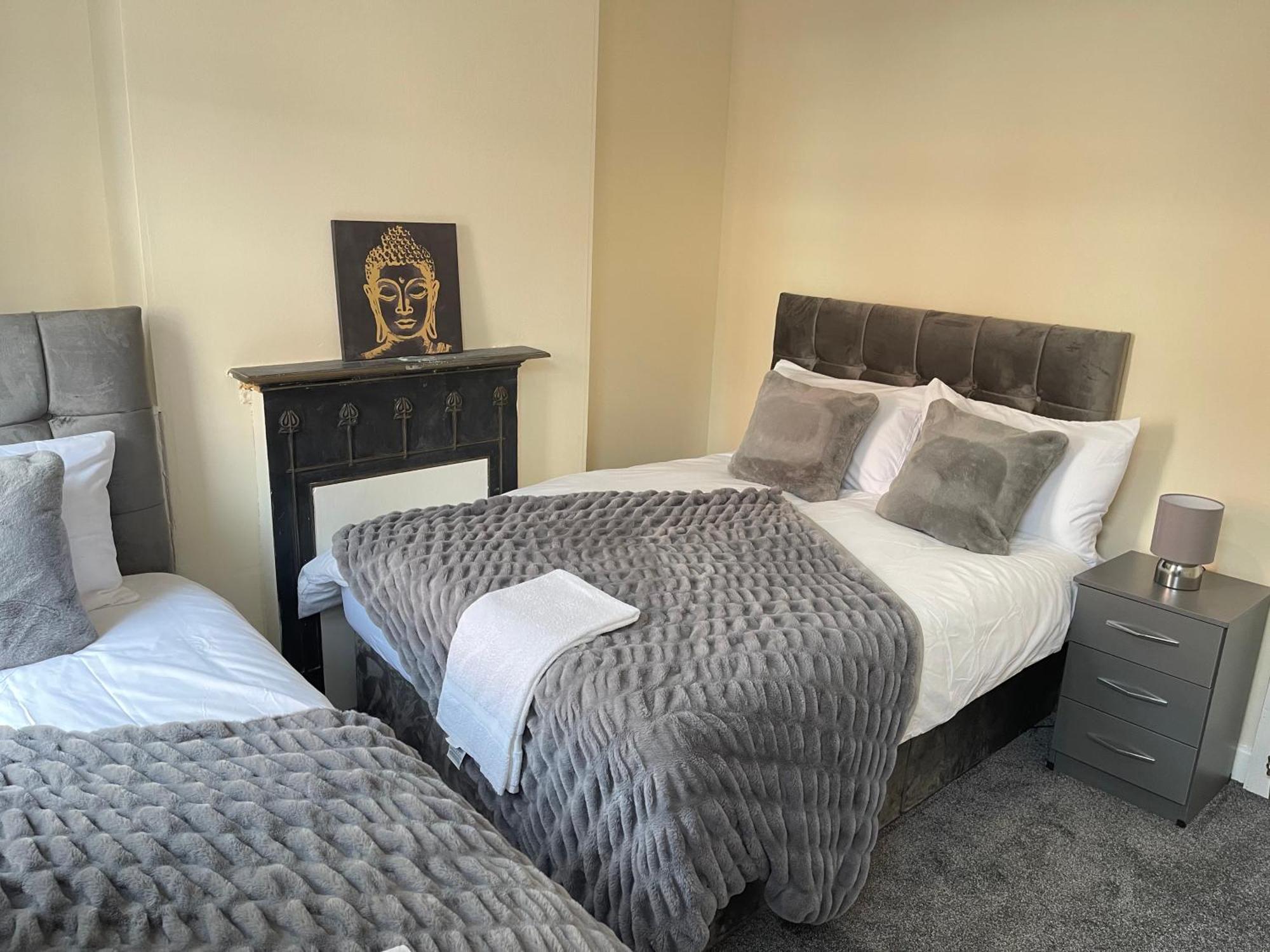 Hometel Digs Morden Comfy Home Can Sleep 11 Leicester Esterno foto