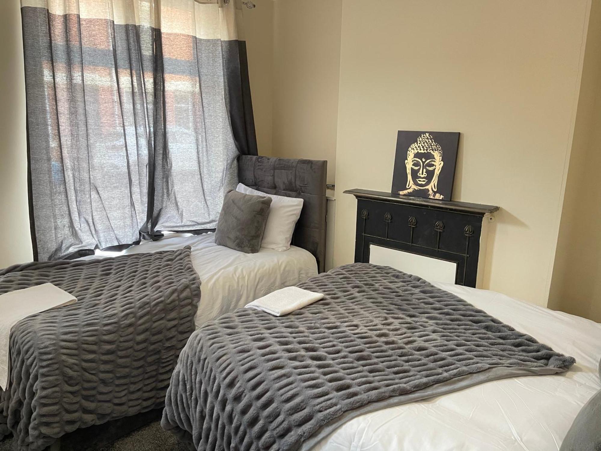 Hometel Digs Morden Comfy Home Can Sleep 11 Leicester Esterno foto